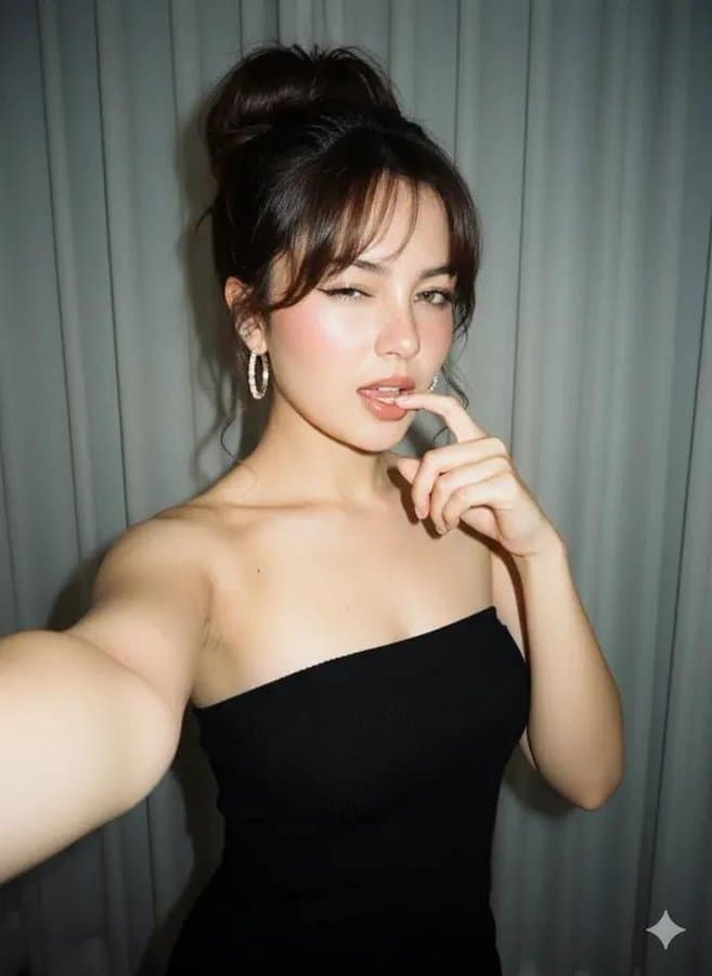 女子站在房间里的近距离自拍照